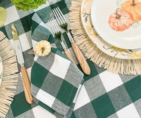 Transform ordinary dinners into extraordinary moments with our selection of spring napkins, a must-have for every table.