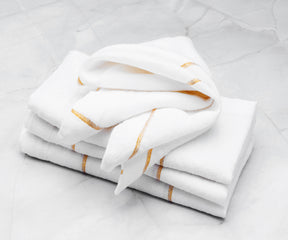 Create an elegant dining ambiance with a range of dinner napkins that include cloth and folding options, available in both white and black, for a touch of sophistication.