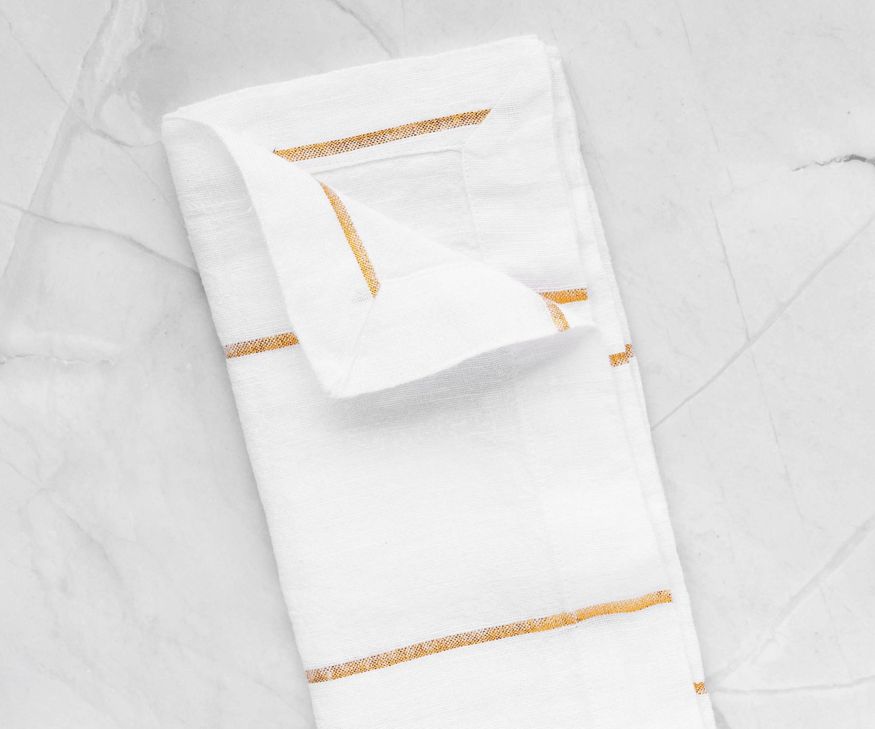 Elevate your dining experience with a diverse selection of dinner napkins, featuring both cloth and folding options, available in white and black variations.