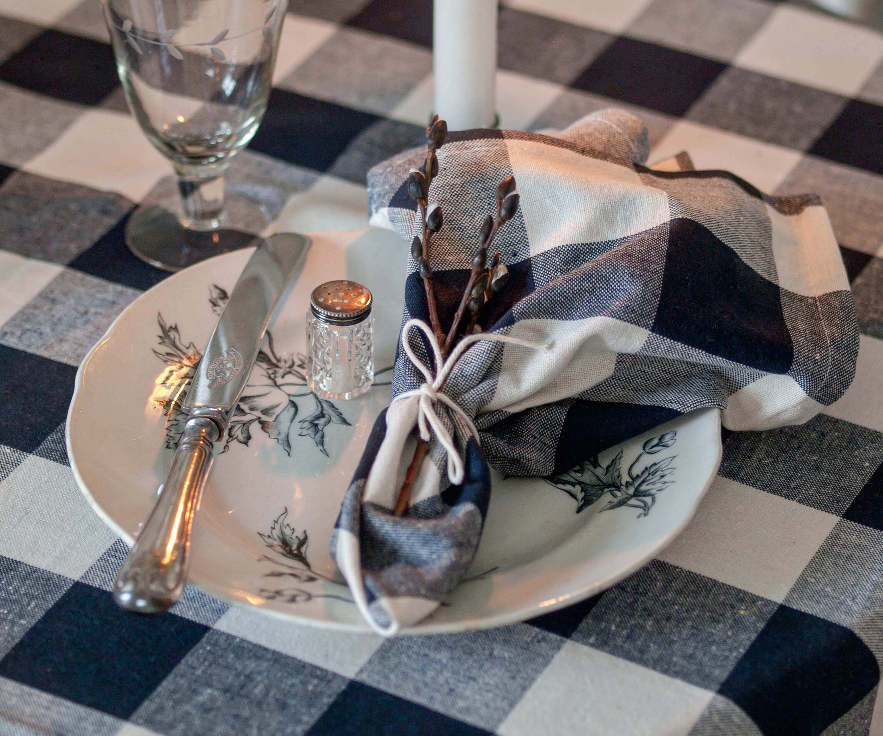 Enhance your table decor with these versatile navy blue cloth napkins, ideal for various occasions.