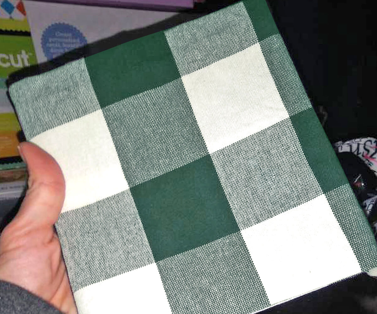 Explore our green cloth napkins, a simple technique to enhance your table presentation creatively.