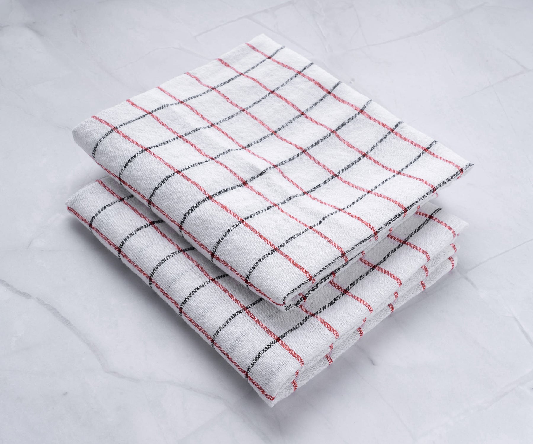 https://www.allcottonandlinen.com/cdn/shop/products/white-black-red-checked-towels-2_39c41347-1989-410f-861c-c32d5b28f97d_1800x.jpg?v=1690526306